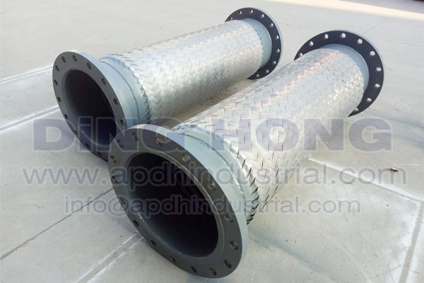 Braided flexible hose pipe with flange fittings